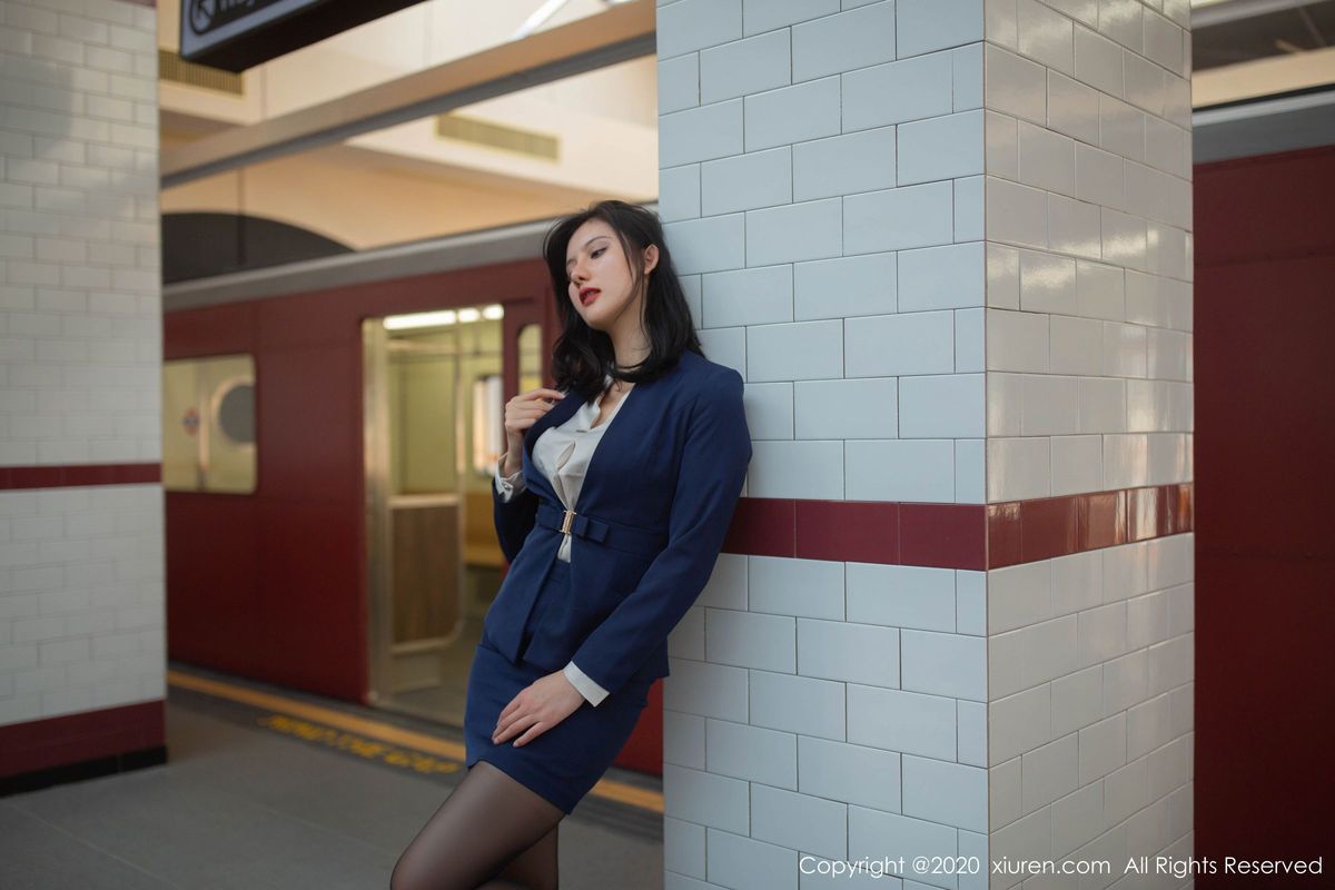 秀人网美女模特就是阿朱啊白衬衫黑丝袜职场OL地铁站写真