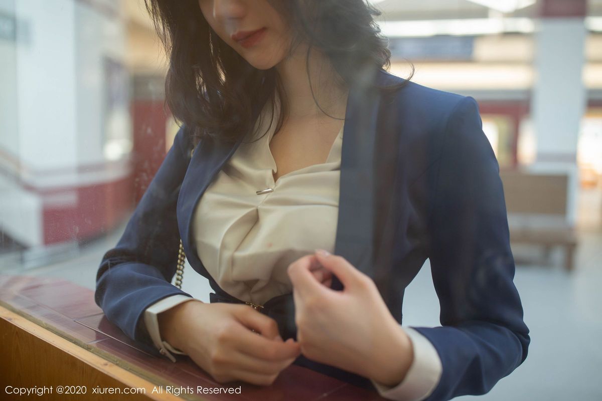 秀人网美女模特就是阿朱啊白衬衫黑丝袜职场OL地铁站写真