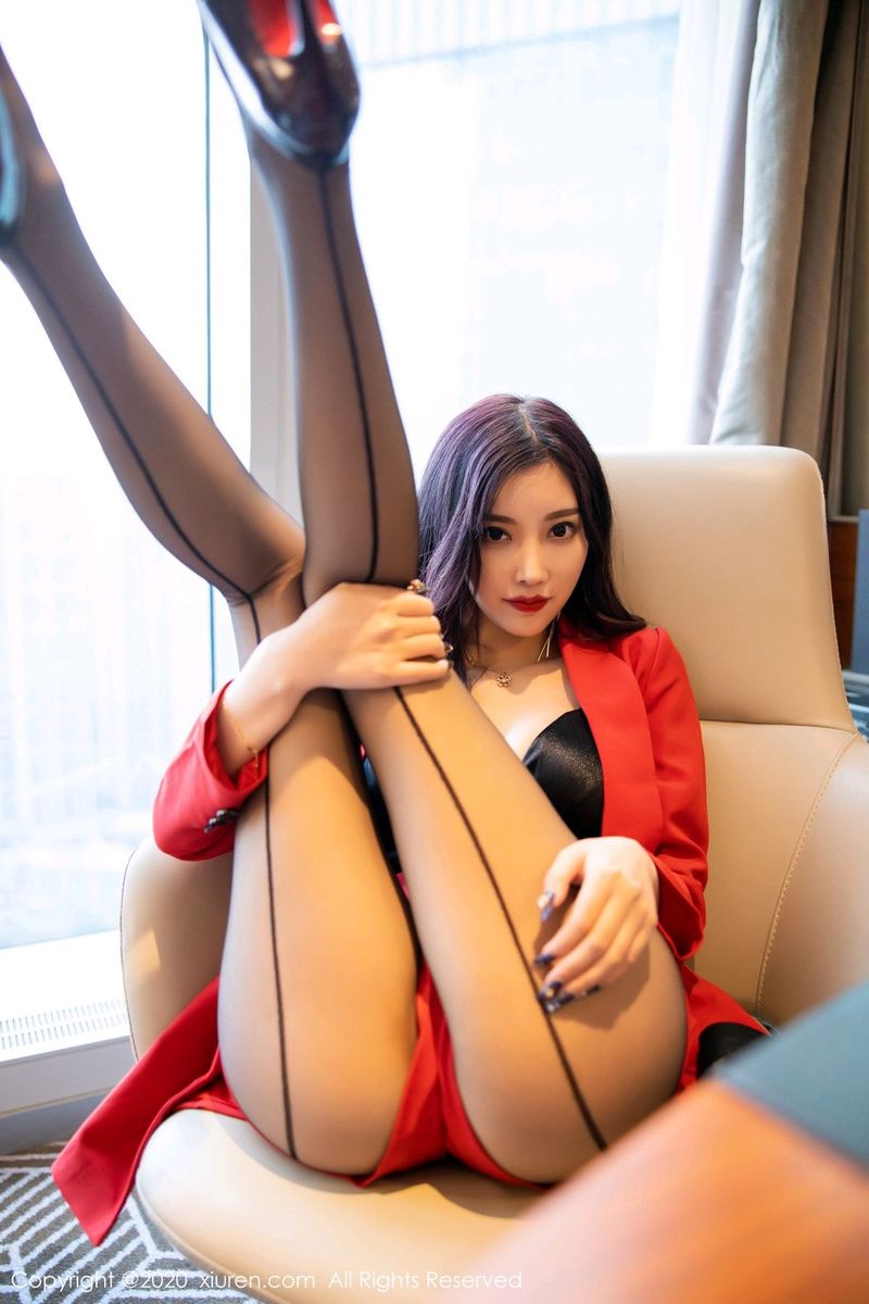 秀人网性感女神杨晨晨sugar黑丝美腿职场OL诱人惊艳写真