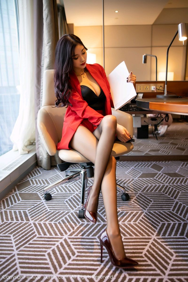 秀人网性感女神杨晨晨sugar黑丝美腿职场OL诱人惊艳写真