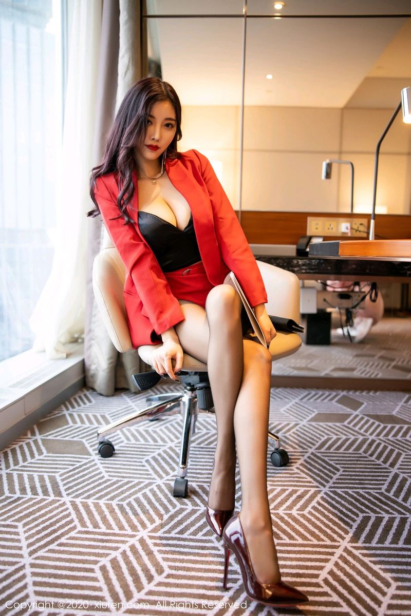 秀人网性感女神杨晨晨sugar黑丝美腿职场OL诱人惊艳写真