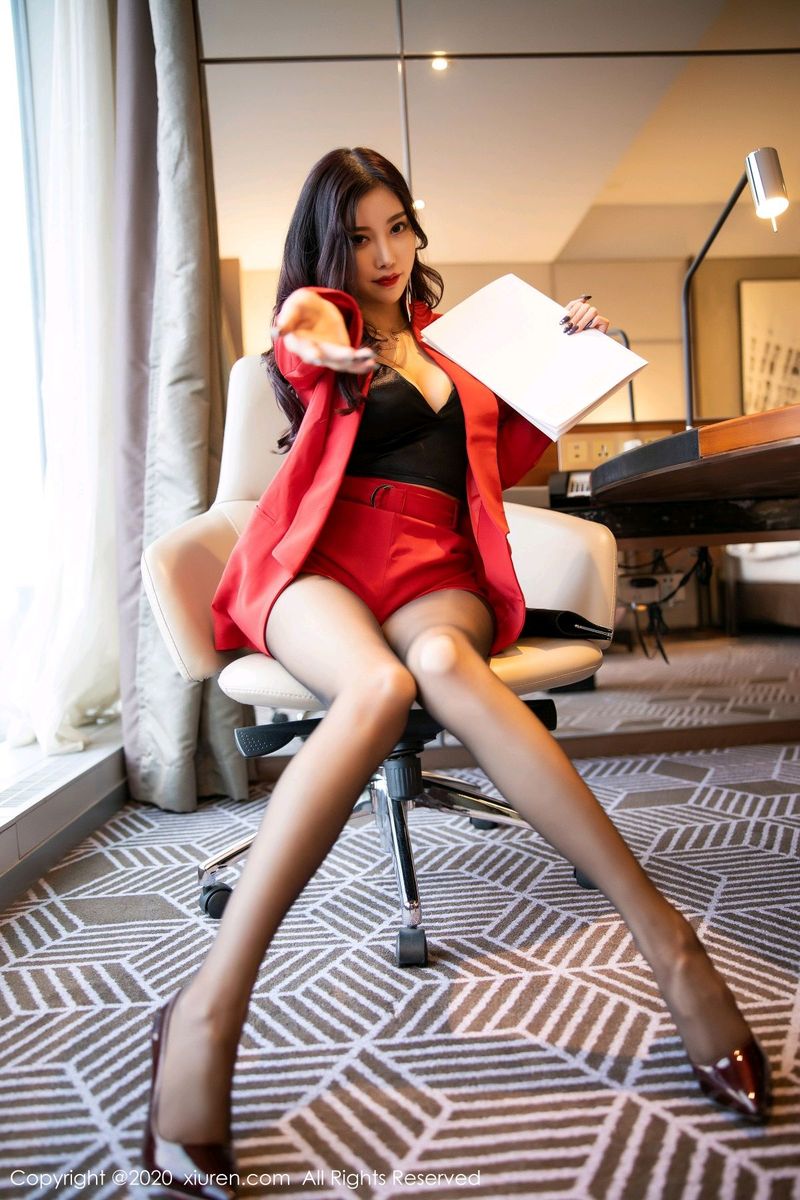 秀人网性感女神杨晨晨sugar黑丝美腿职场OL诱人惊艳写真