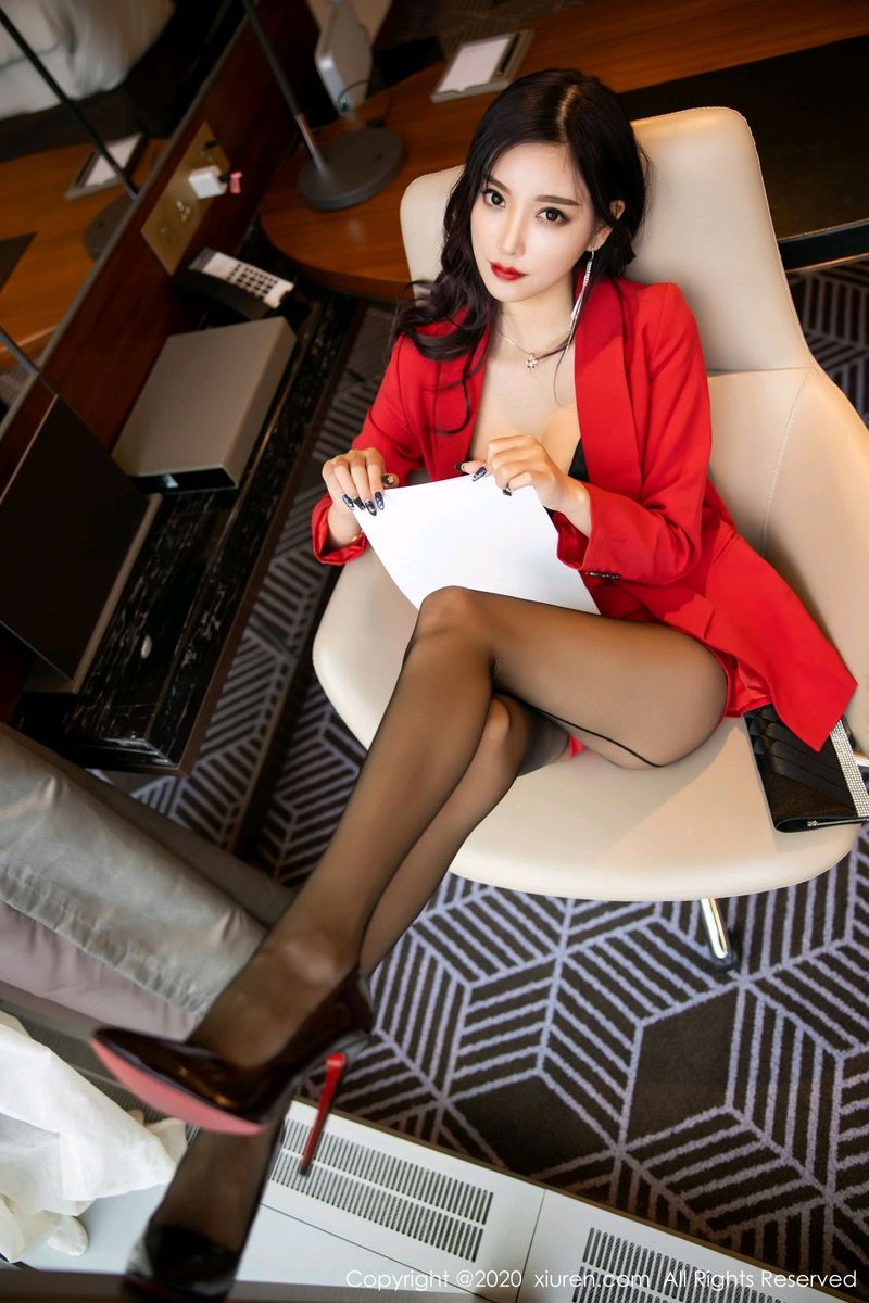 秀人网性感女神杨晨晨sugar黑丝美腿职场OL诱人惊艳写真