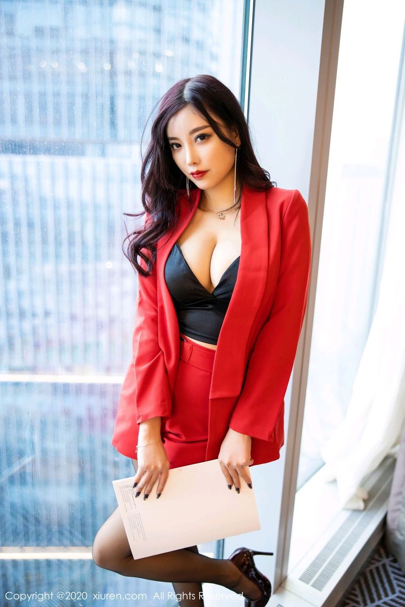 秀人网性感女神杨晨晨sugar黑丝美腿职场OL诱人惊艳写真