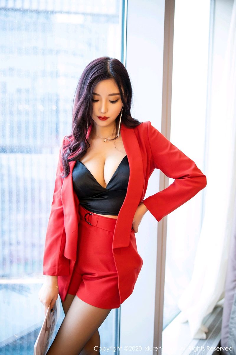 秀人网性感女神杨晨晨sugar黑丝美腿职场OL诱人惊艳写真