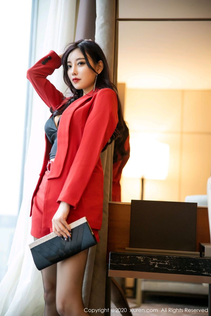 秀人网性感女神杨晨晨sugar黑丝美腿职场OL诱人惊艳写真