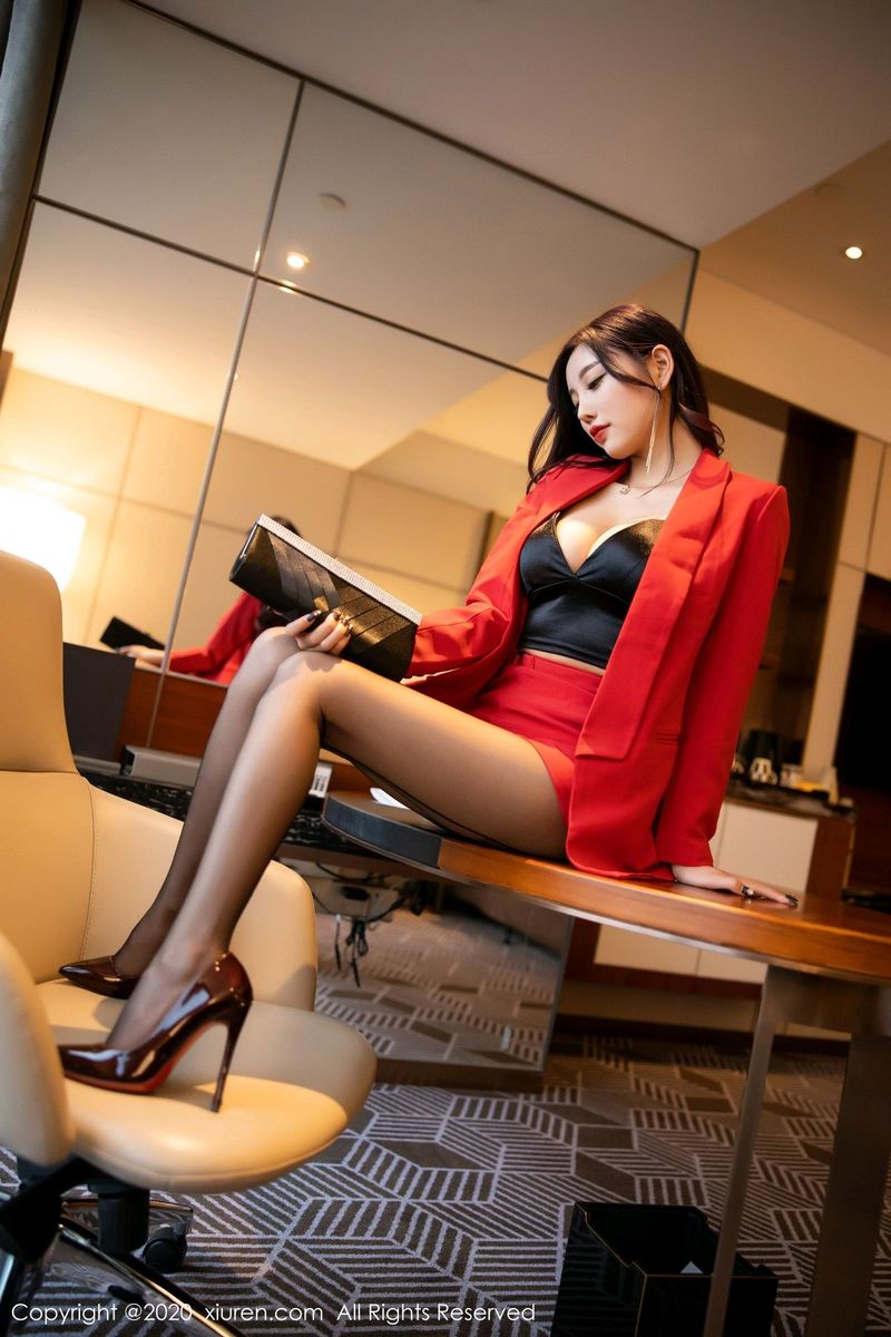 秀人网性感女神杨晨晨sugar黑丝美腿职场OL诱人惊艳写真