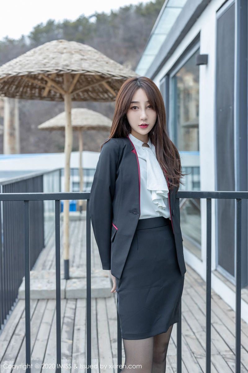 爱蜜社美女模特小九月职场OL装扮黑丝美腿系列极致性感写真