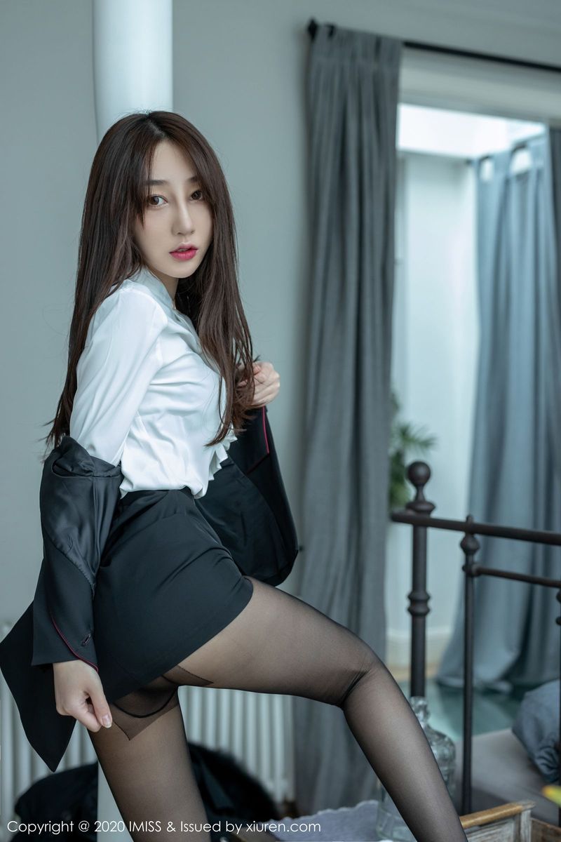 爱蜜社美女模特小九月职场OL装扮黑丝美腿系列极致性感写真