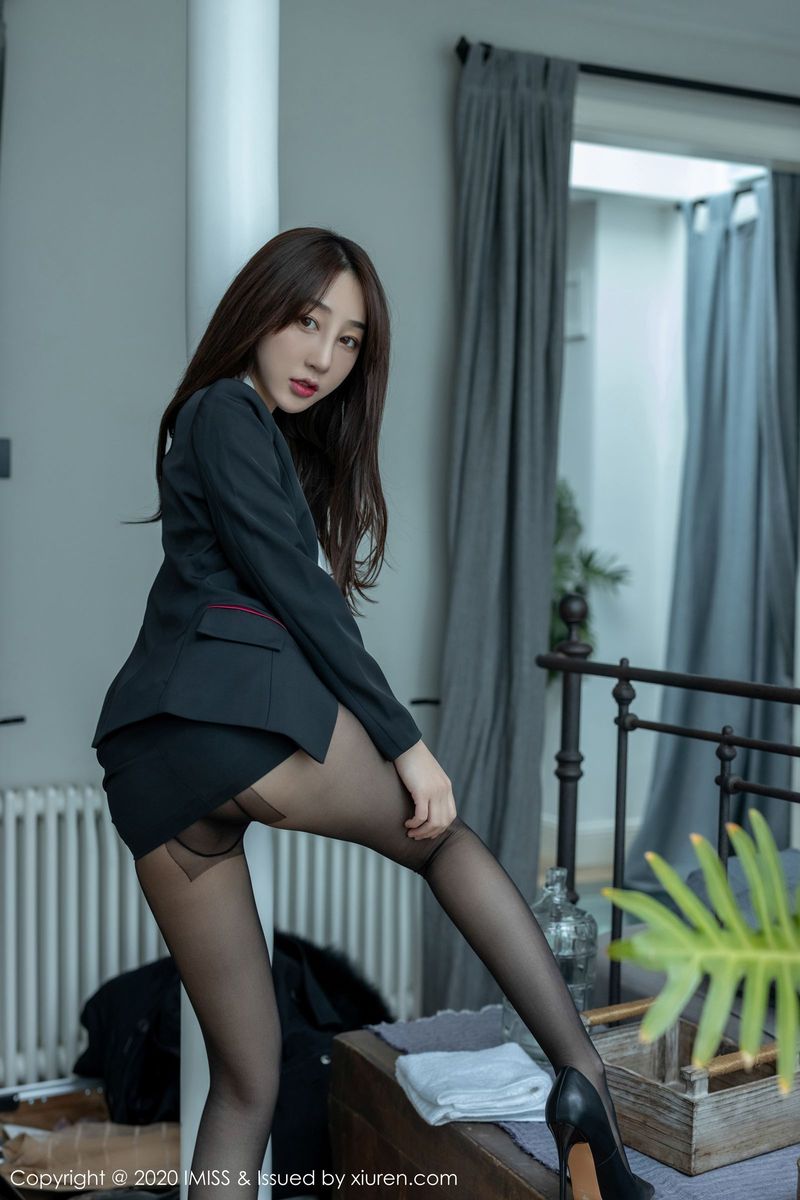 爱蜜社美女模特小九月职场OL装扮黑丝美腿系列极致性感写真