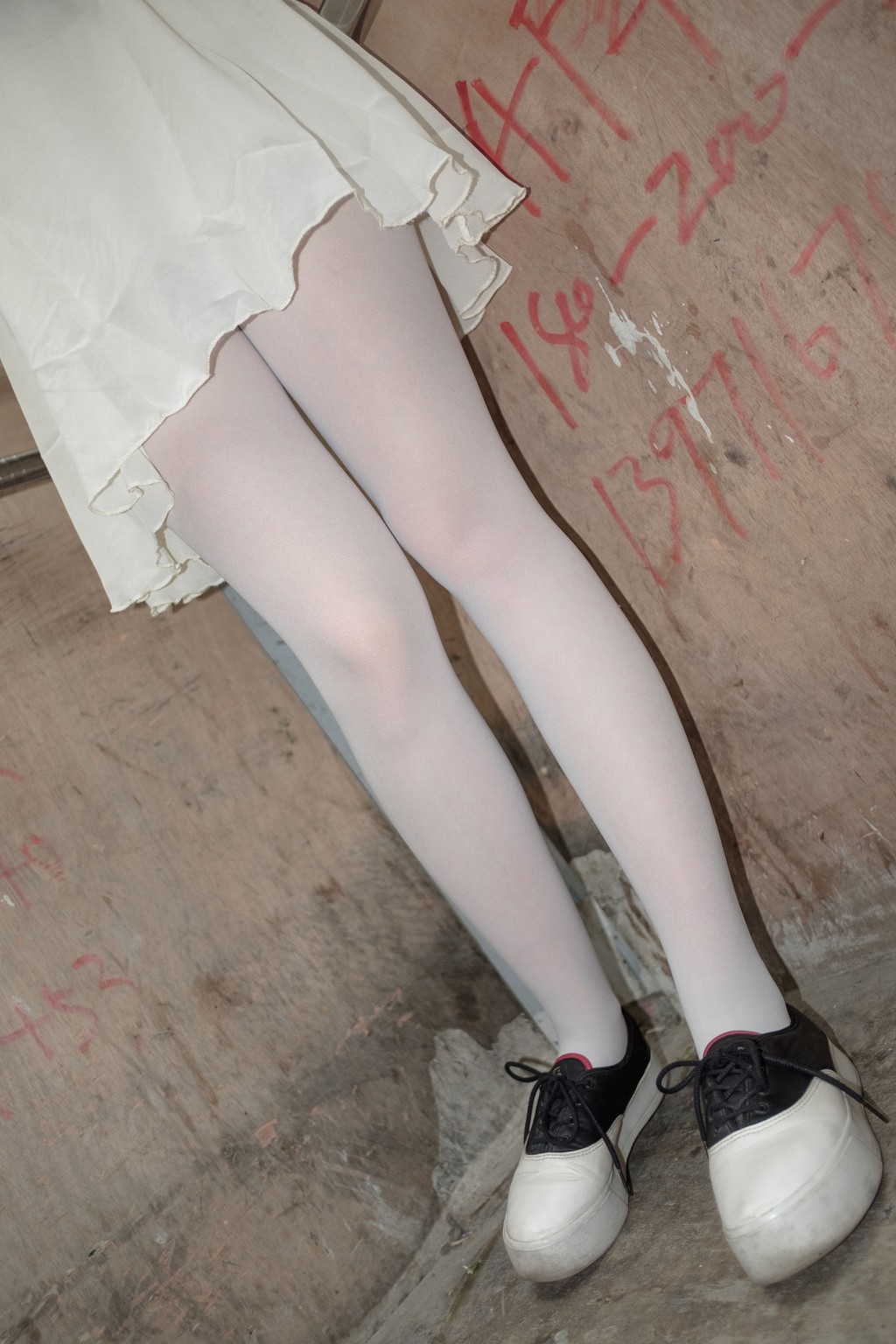 《窗台上的薄纱少女》 [森萝财团] R15-007 写真集[83P]