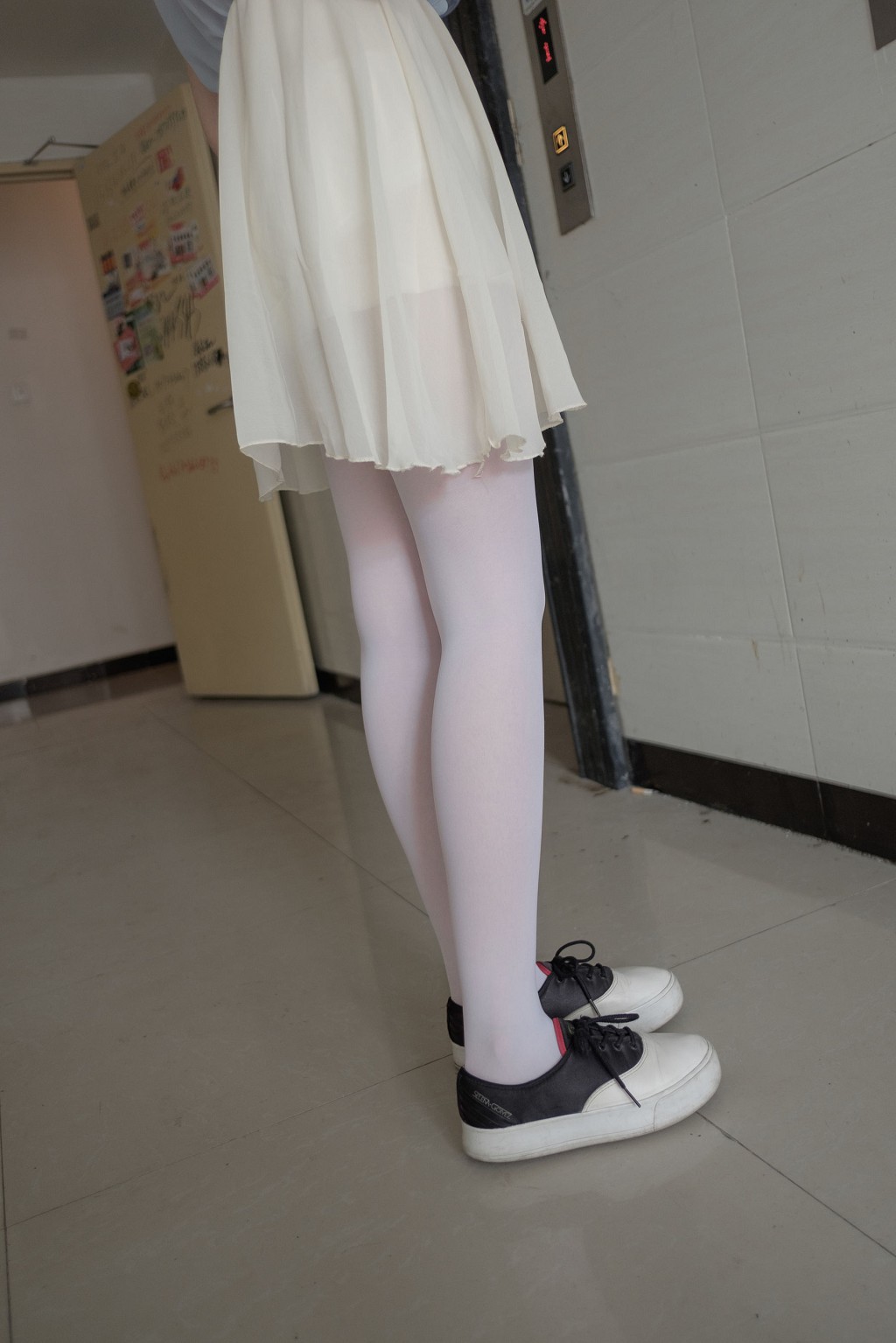 《窗台上的薄纱少女》 [森萝财团] R15-007 写真集[83P]