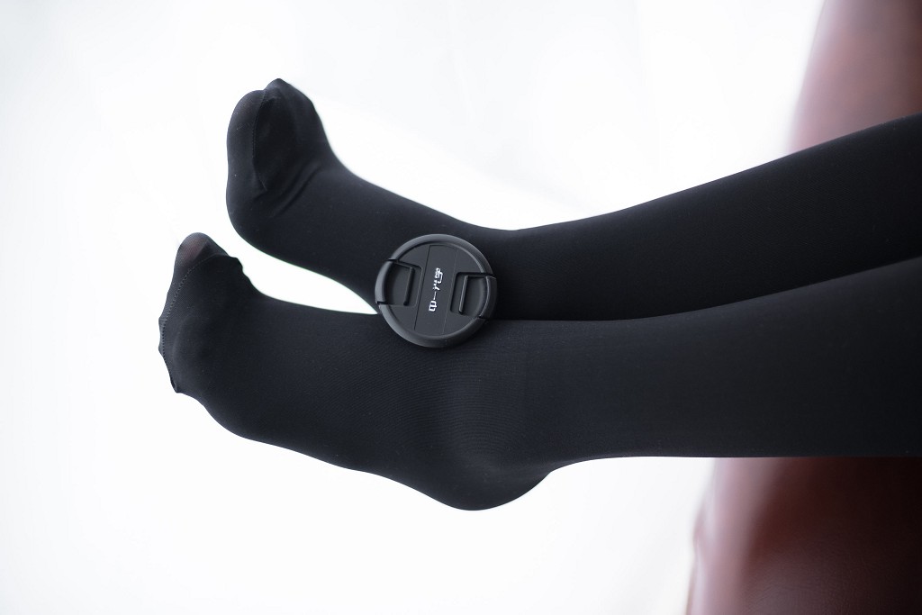 《玩手机的黑丝妹妹》 [森萝财团] R15-008 写真集[78P]