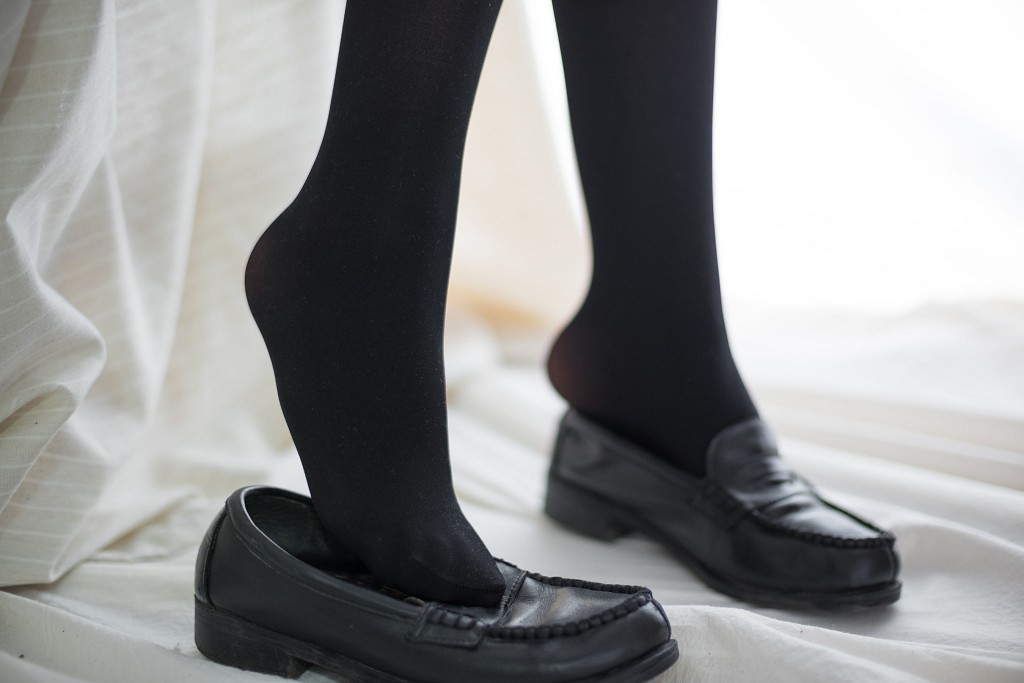 《玩手机的黑丝妹妹》 [森萝财团] R15-008 写真集[78P]