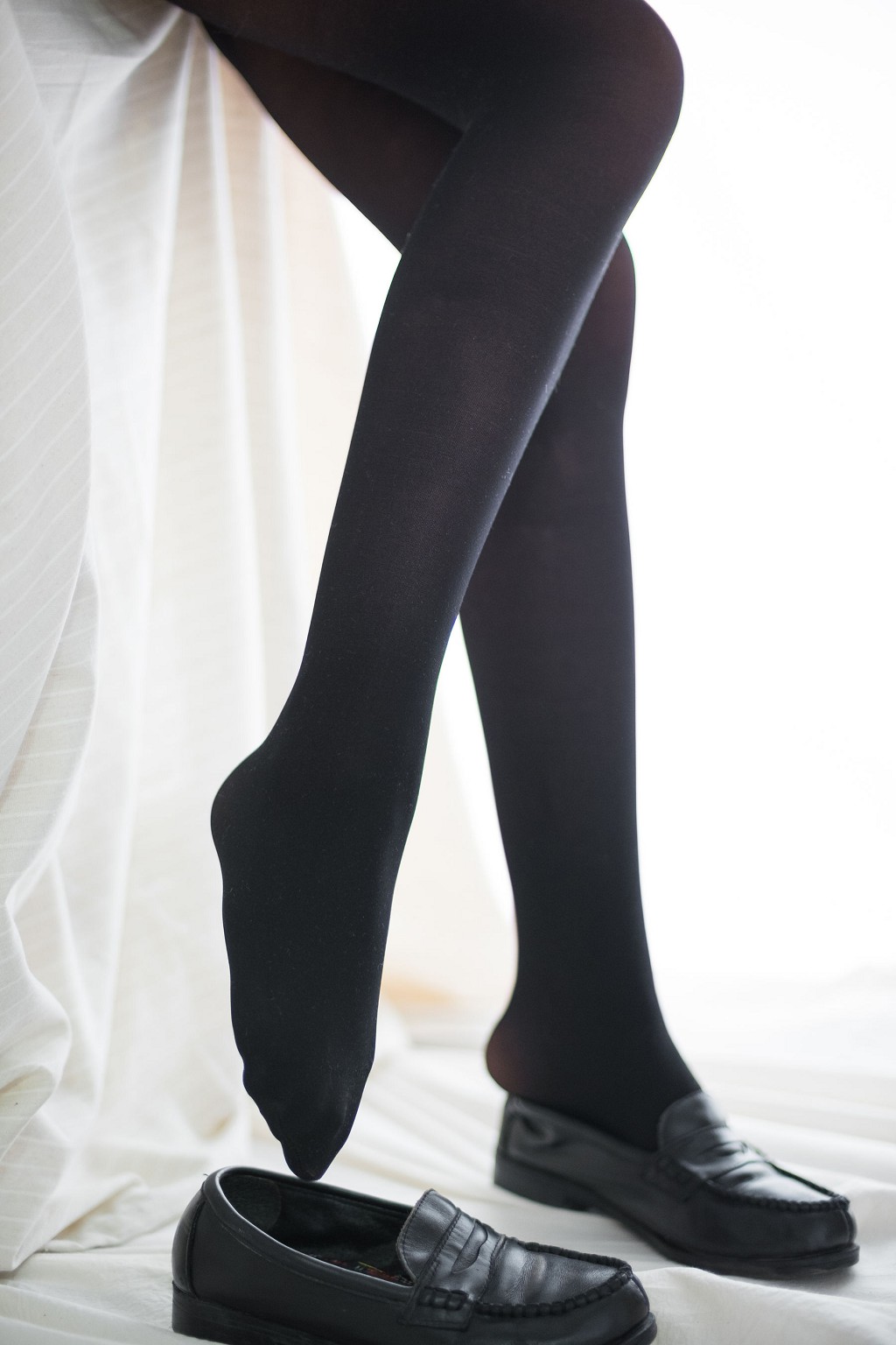 《玩手机的黑丝妹妹》 [森萝财团] R15-008 写真集[78P]