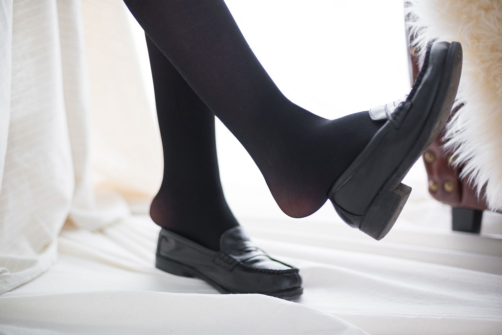 《玩手机的黑丝妹妹》 [森萝财团] R15-008 写真集[78P]