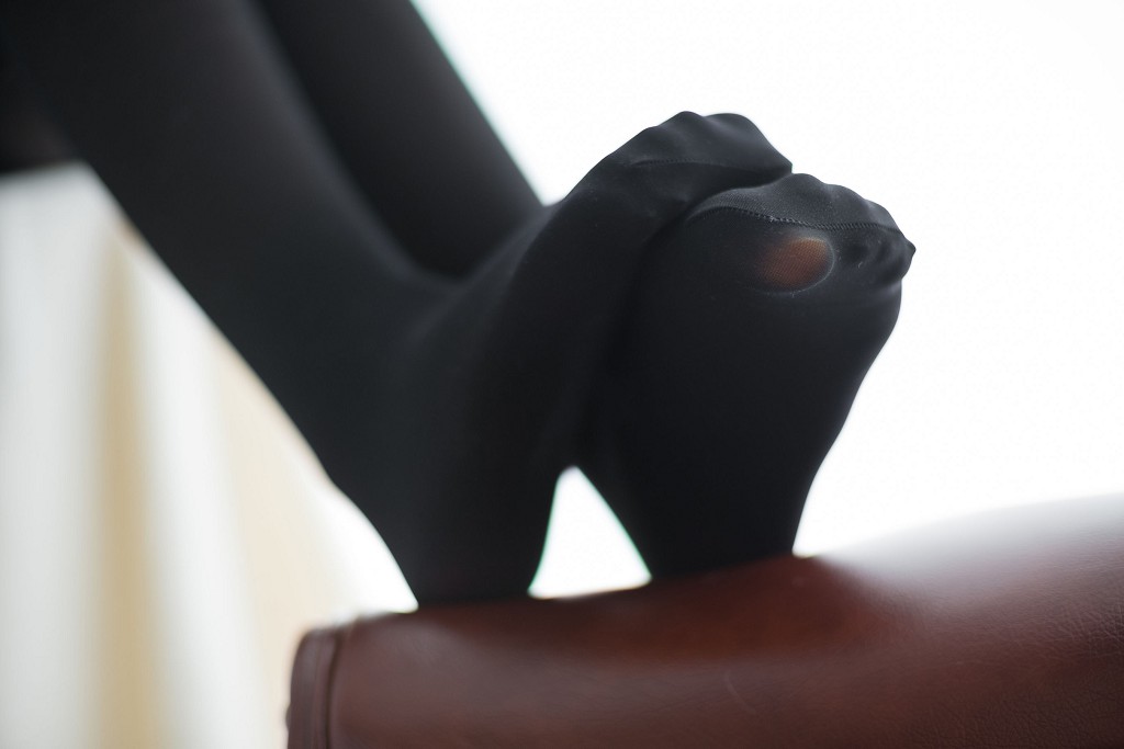 《玩手机的黑丝妹妹》 [森萝财团] R15-008 写真集[78P]