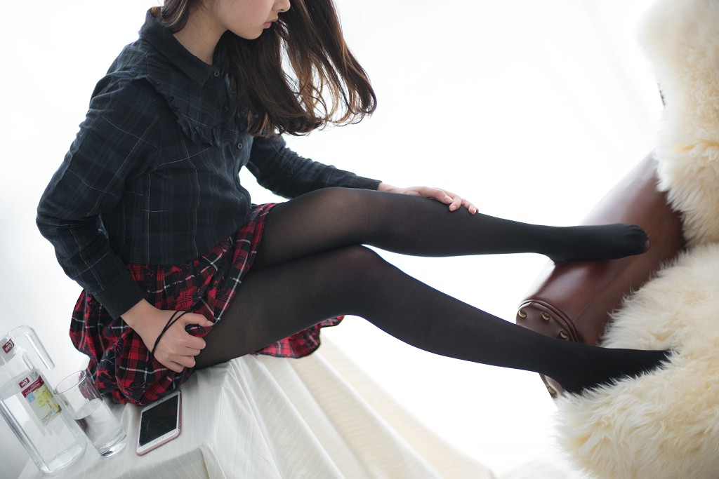 《玩手机的黑丝妹妹》 [森萝财团] R15-008 写真集[78P]