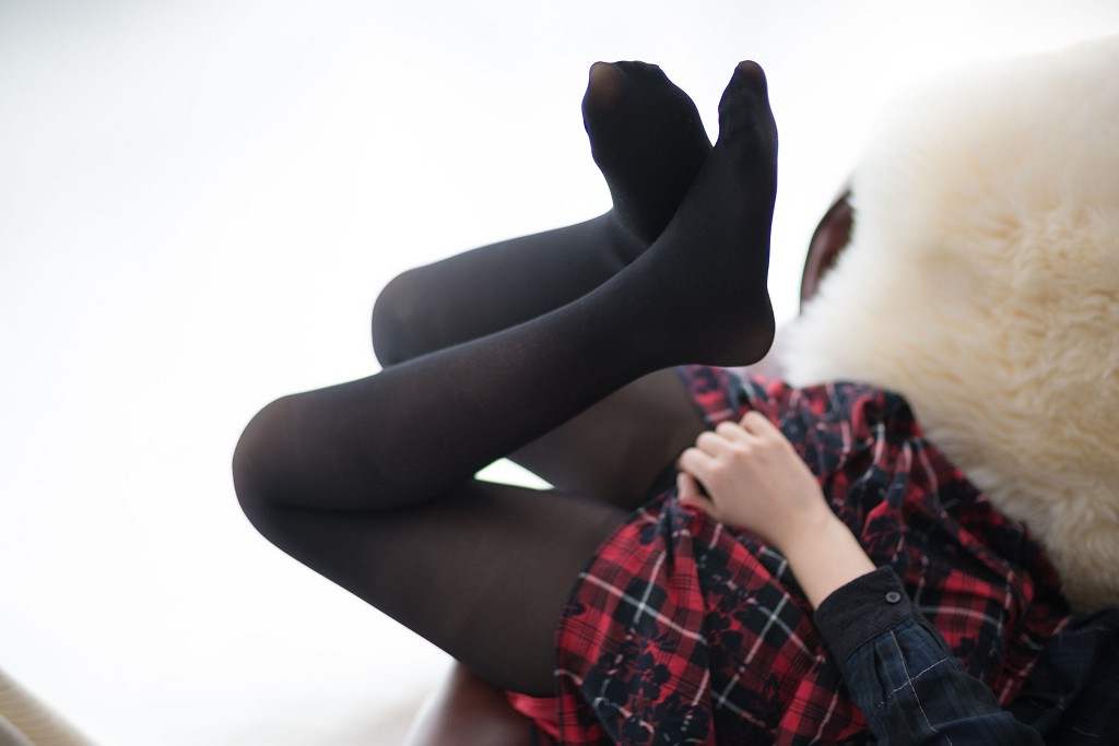 《玩手机的黑丝妹妹》 [森萝财团] R15-008 写真集[78P]