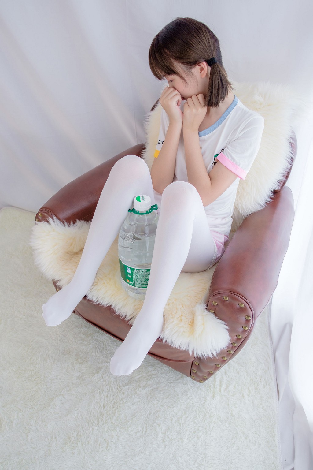 《白丝萝莉玩桶装水》 [森萝财团] R15-015 写真集[77P]