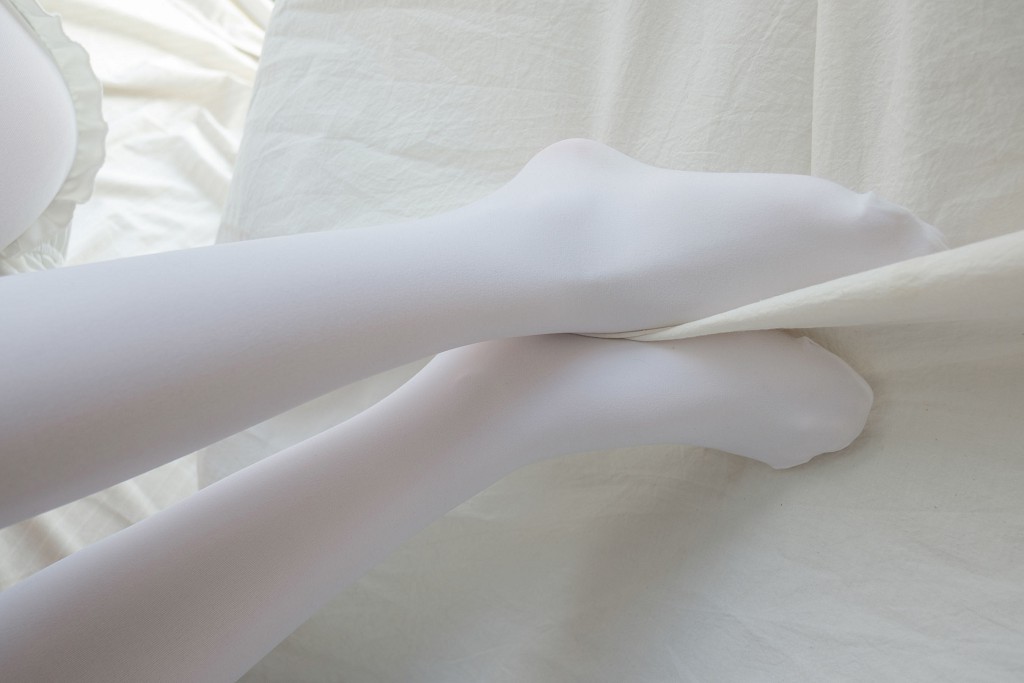 《窗台上的白丝少女》 [森萝财团] R15-018 写真集[86P]