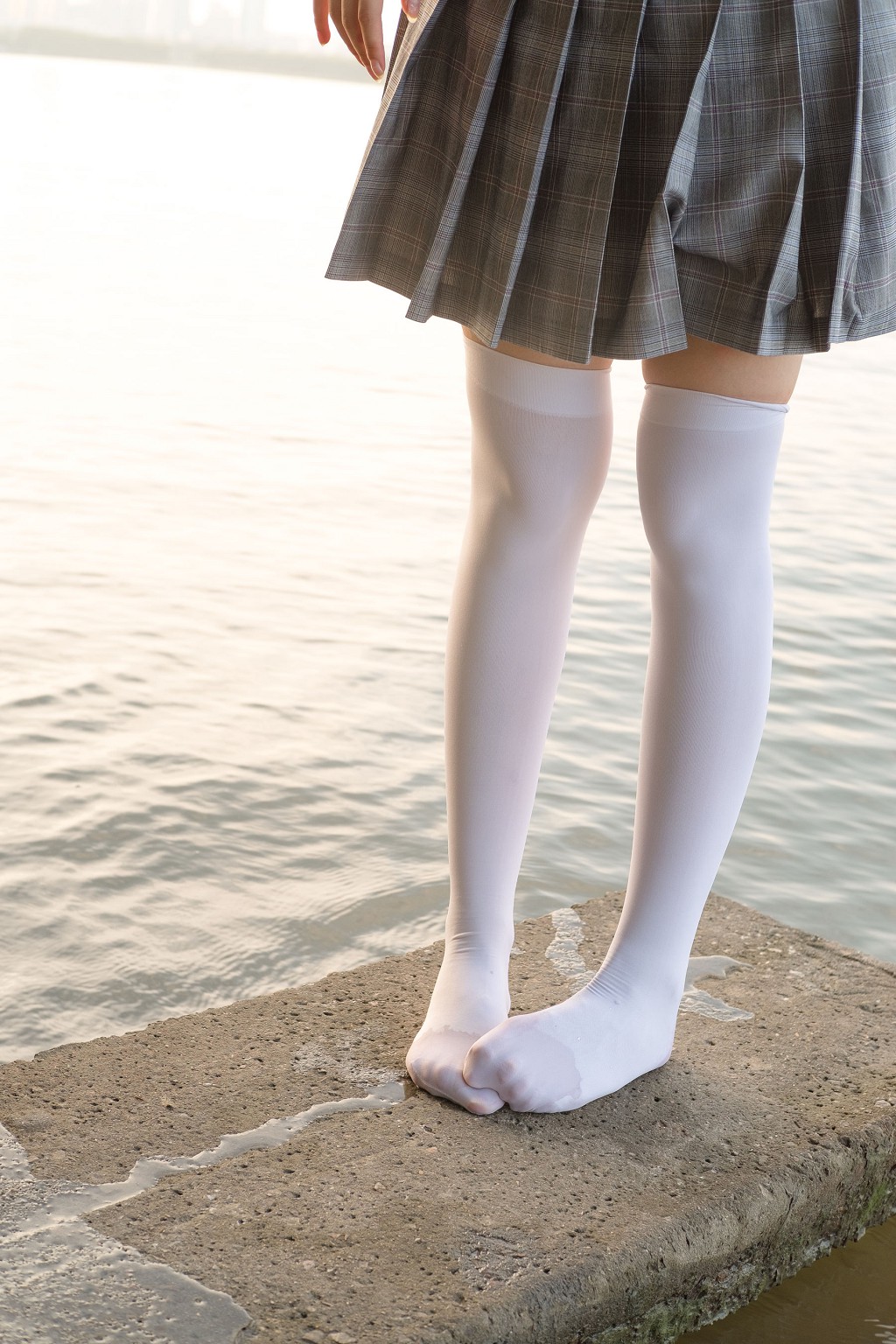 《湖边戏水白丝》 [森萝财团] R15-032 写真集[113P]