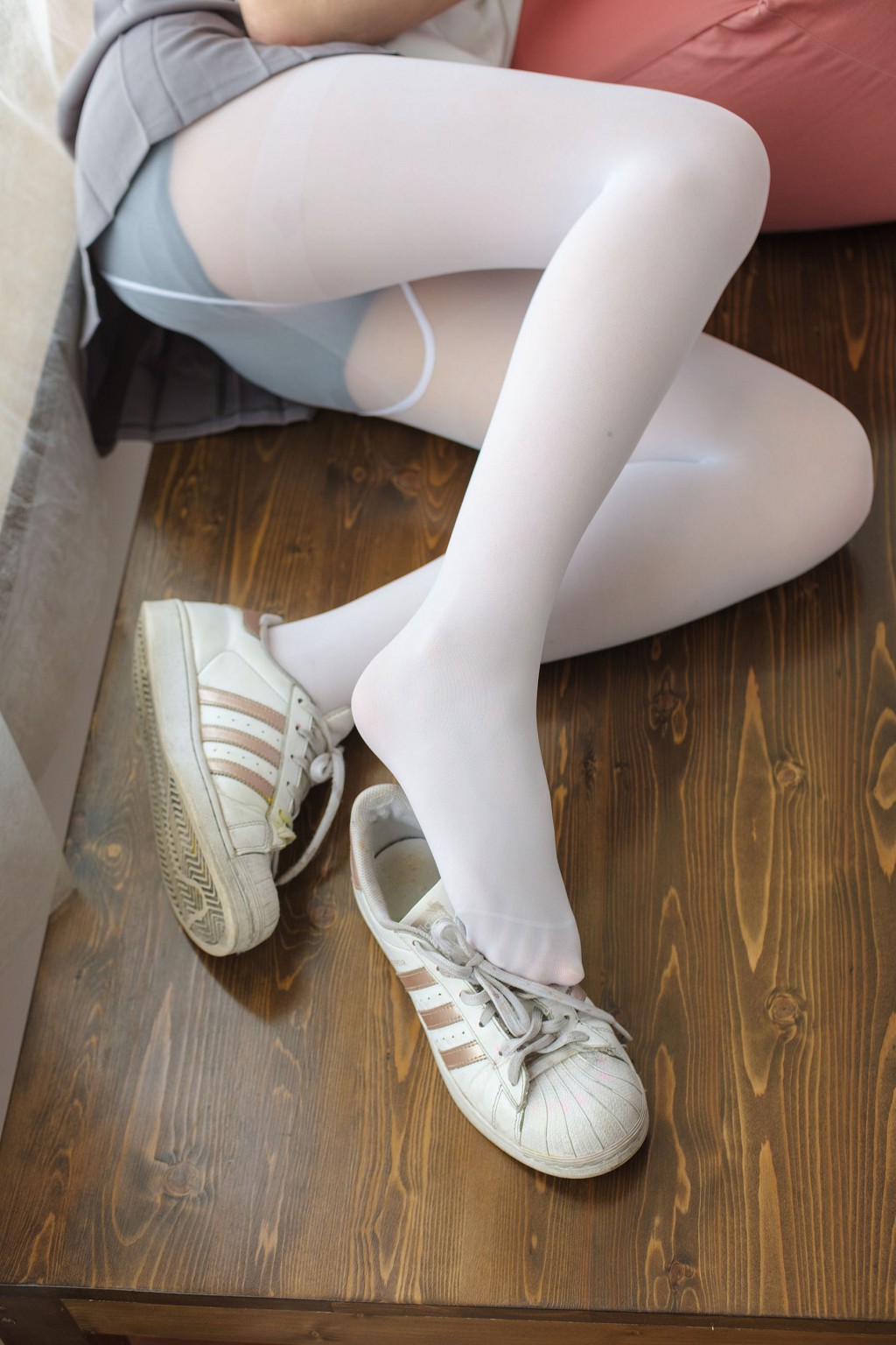 校服白丝美足少女 [森萝财团] [BETA-026] 写真集[78P]