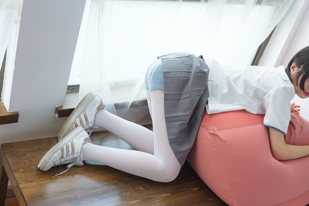 校服白丝美足少女 [森萝财团] [BETA-026] 写真集[78P]