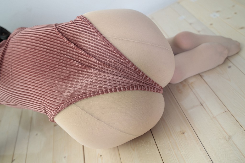 《80D肉丝踩薯片》 [森萝财团] X-060 写真集[101P]