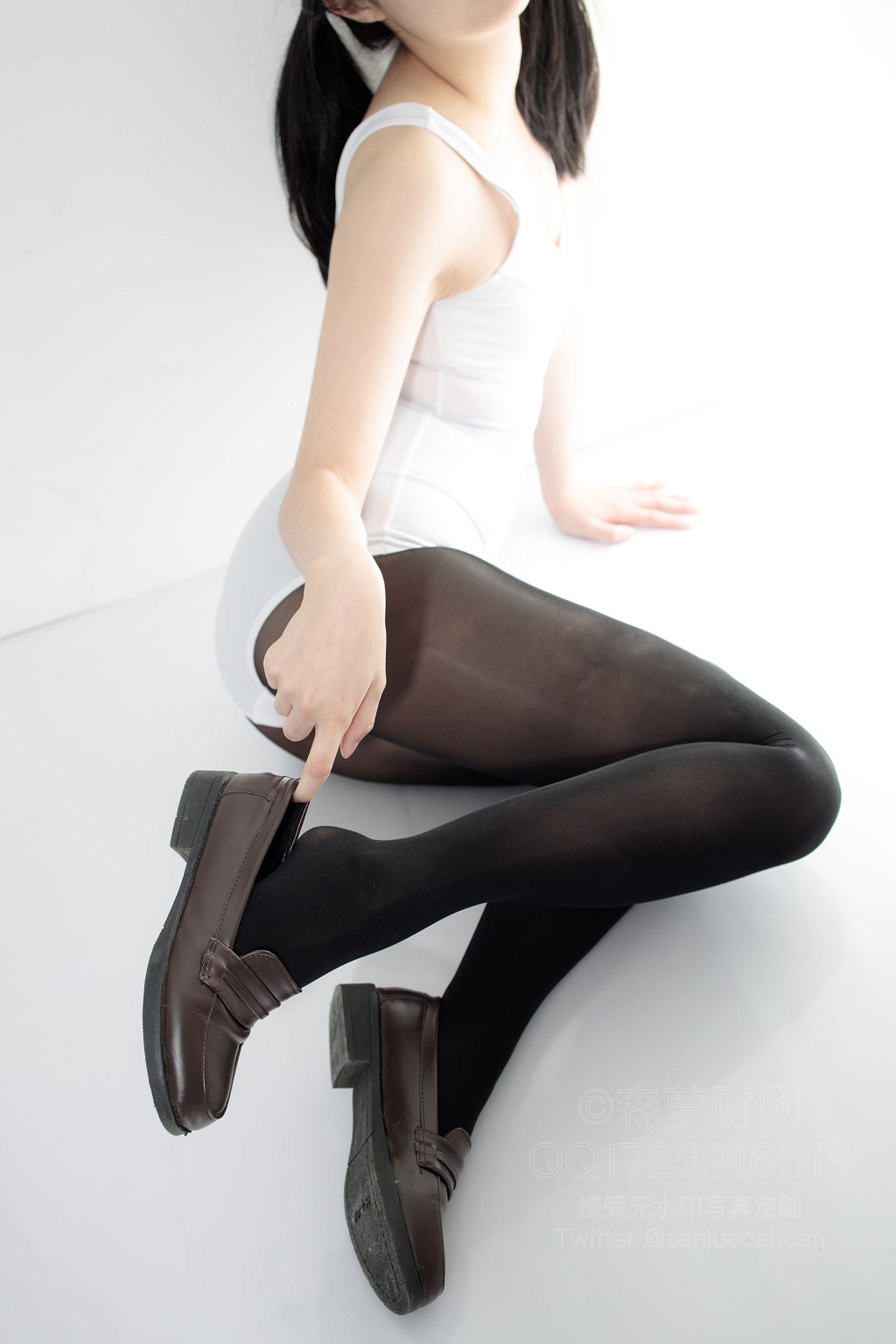 《白色死库水8D油亮黑丝》 [森萝财团] X-058 写真集[119P]