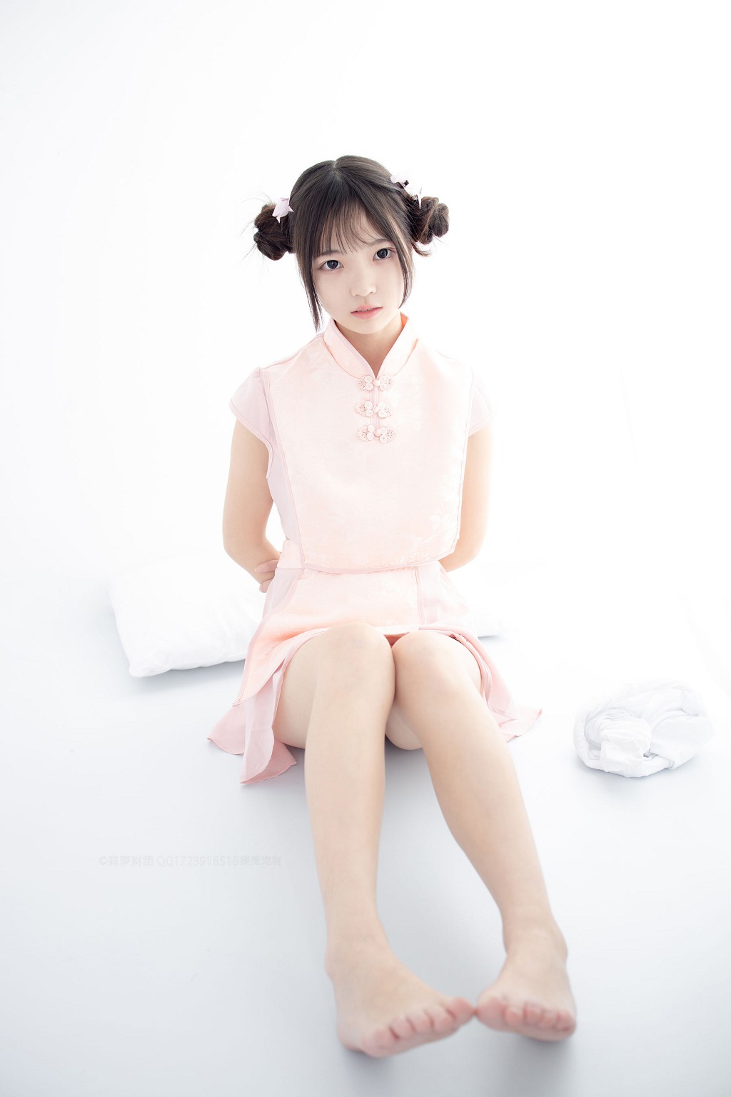 80D白丝踩物 [森萝财团] [X-052] 写真集[66P]