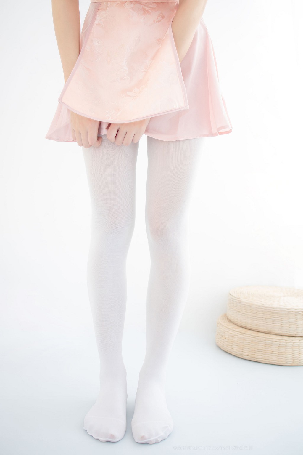 80D白丝踩物 [森萝财团] [X-052] 写真集[66P]