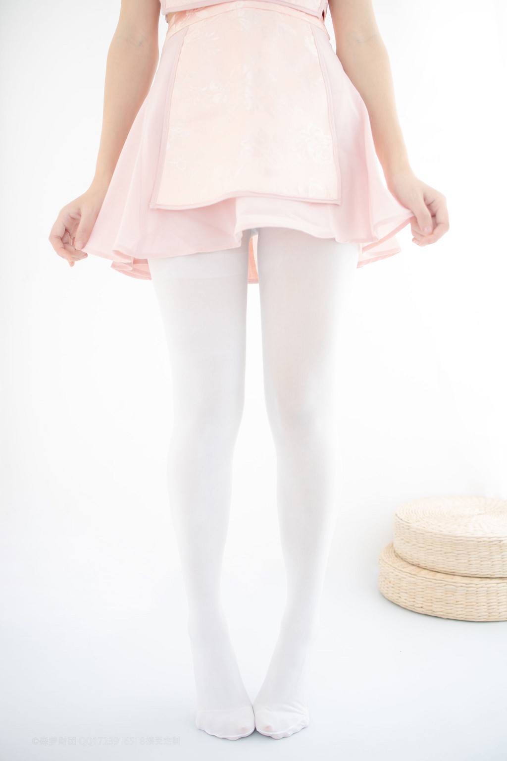 80D白丝踩物 [森萝财团] [X-052] 写真集[66P]