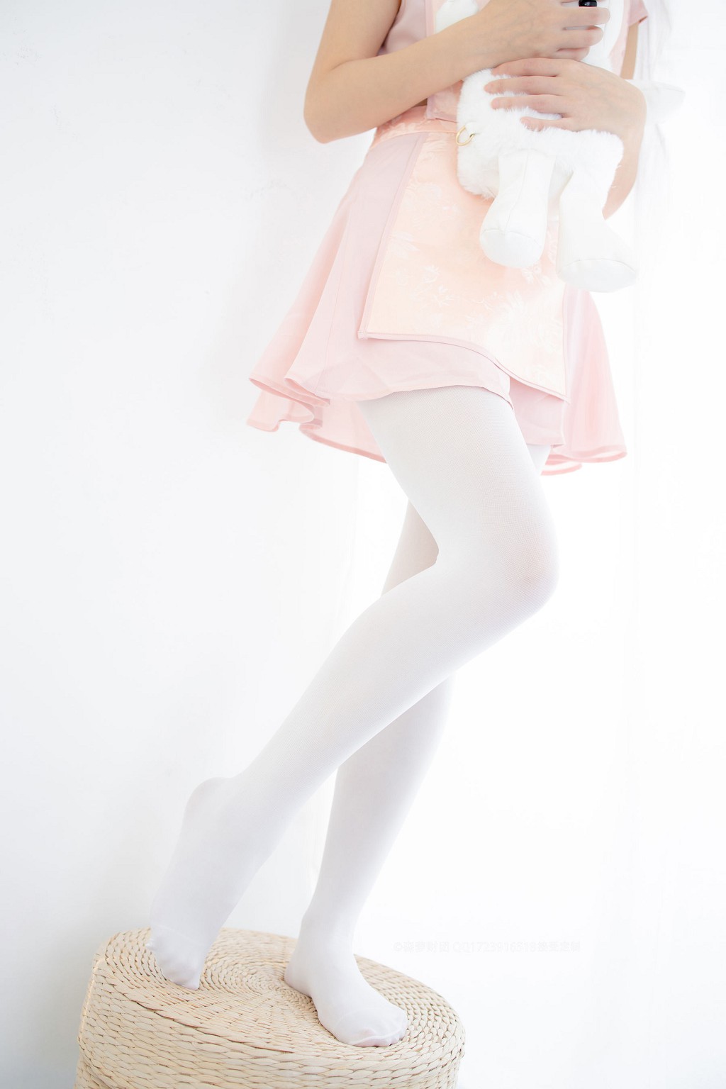 80D白丝踩物 [森萝财团] [X-052] 写真集[66P]