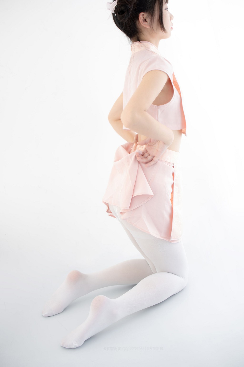 80D白丝踩物 [森萝财团] [X-052] 写真集[66P]