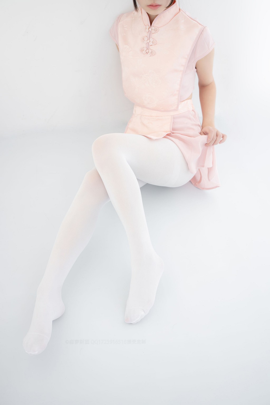 80D白丝踩物 [森萝财团] [X-052] 写真集[66P]