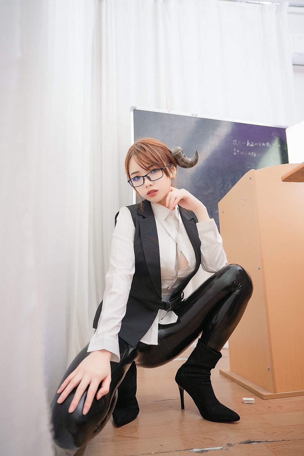 雯妹不讲道理《魅魔 office devil》 [COSPLAY福利] 写真集[27P]