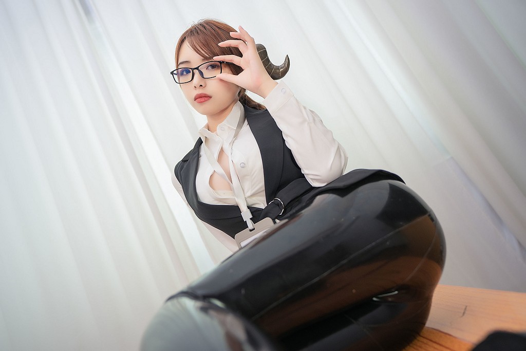 雯妹不讲道理《魅魔 office devil》 [COSPLAY福利] 写真集[27P]