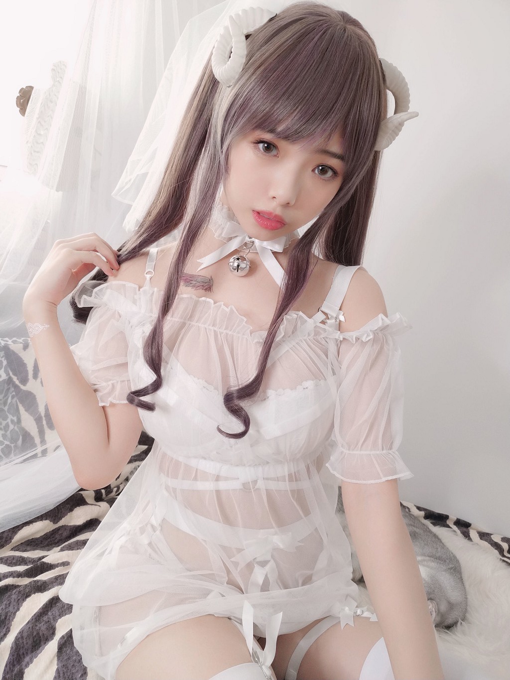 雯妹不讲道理《白色小绵羊》 [COSPLAY福利] 写真集[42P]