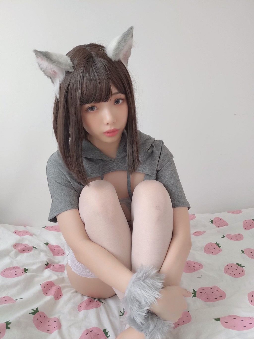 雯妹不讲道理《灰色兽耳猫娘》 [COSPLAY福利] 写真集[42P]