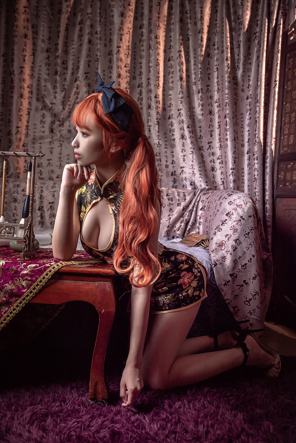 雯妹 《低胸裸足》  [COSPLAY福利] 写真集[15P]