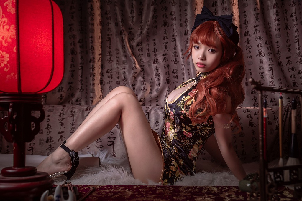 雯妹 《低胸裸足》  [COSPLAY福利] 写真集[15P]