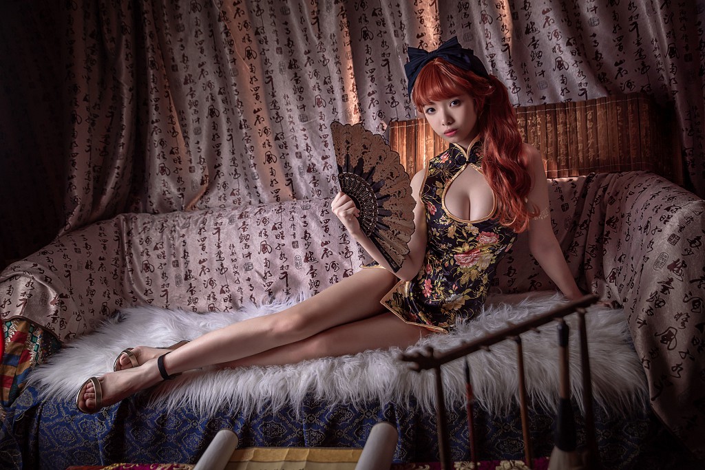 雯妹 《低胸裸足》  [COSPLAY福利] 写真集[15P]