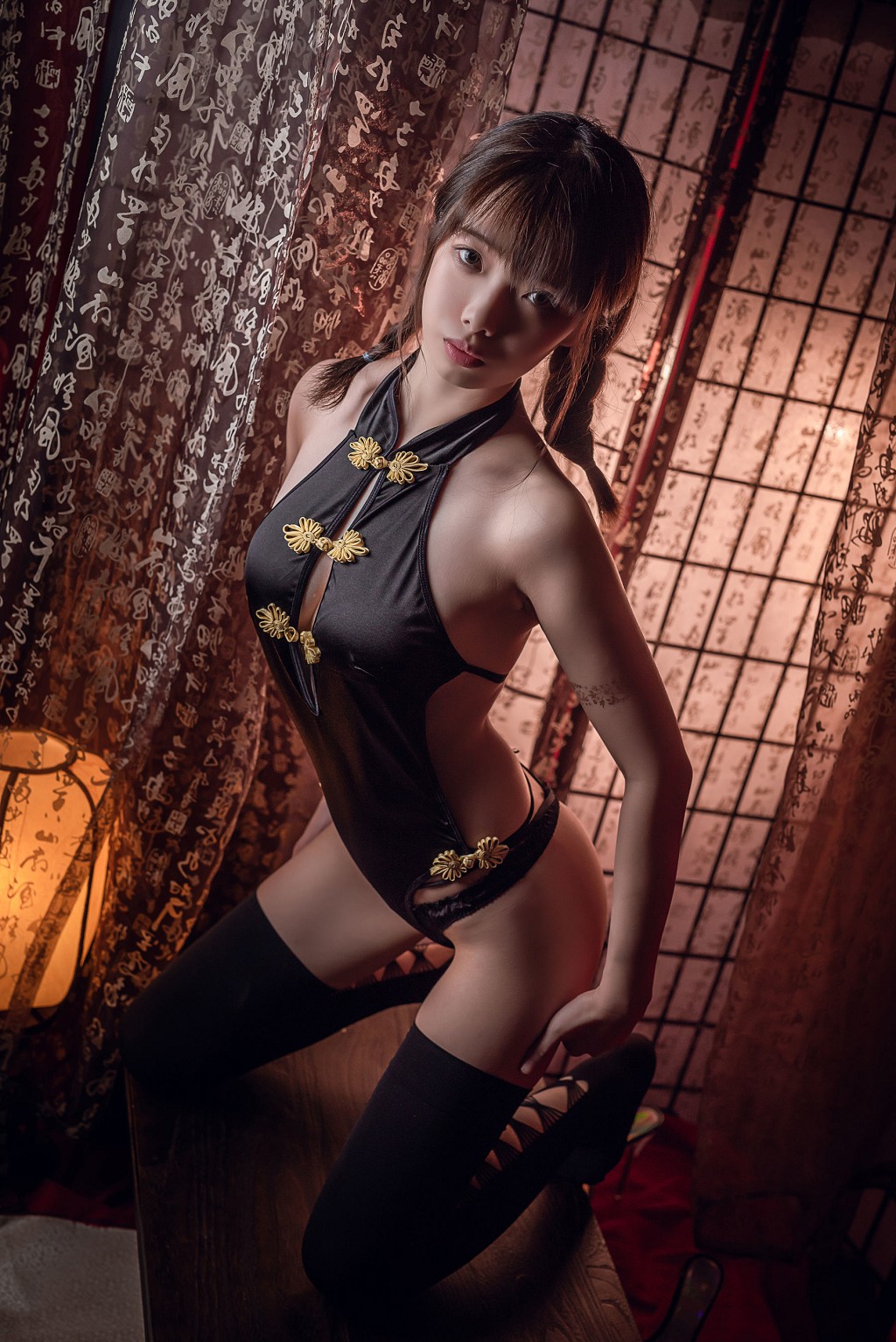 雯妹《黑丝肚兜》 [COSPLAY福利] 写真集[12P]