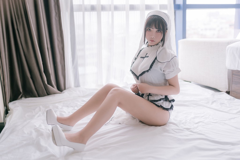 COSER抱走莫子aa《纯白修女》 [COSPLAY美女] 写真集[42P]