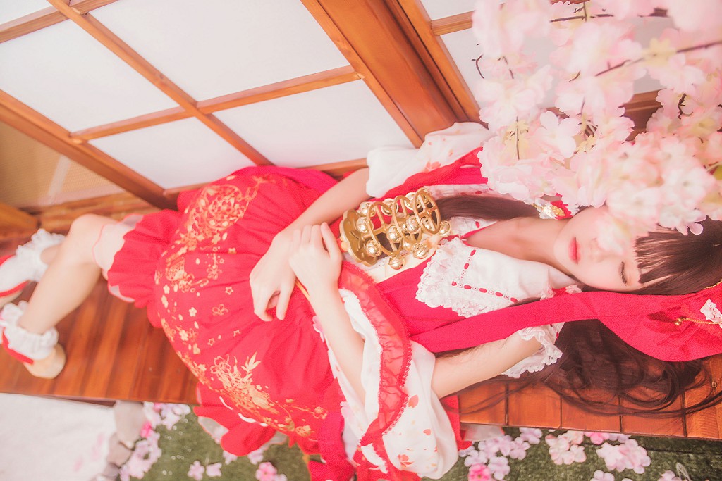 疯猫ss《灵梦》 [萝莉COS] 写真集[40P]