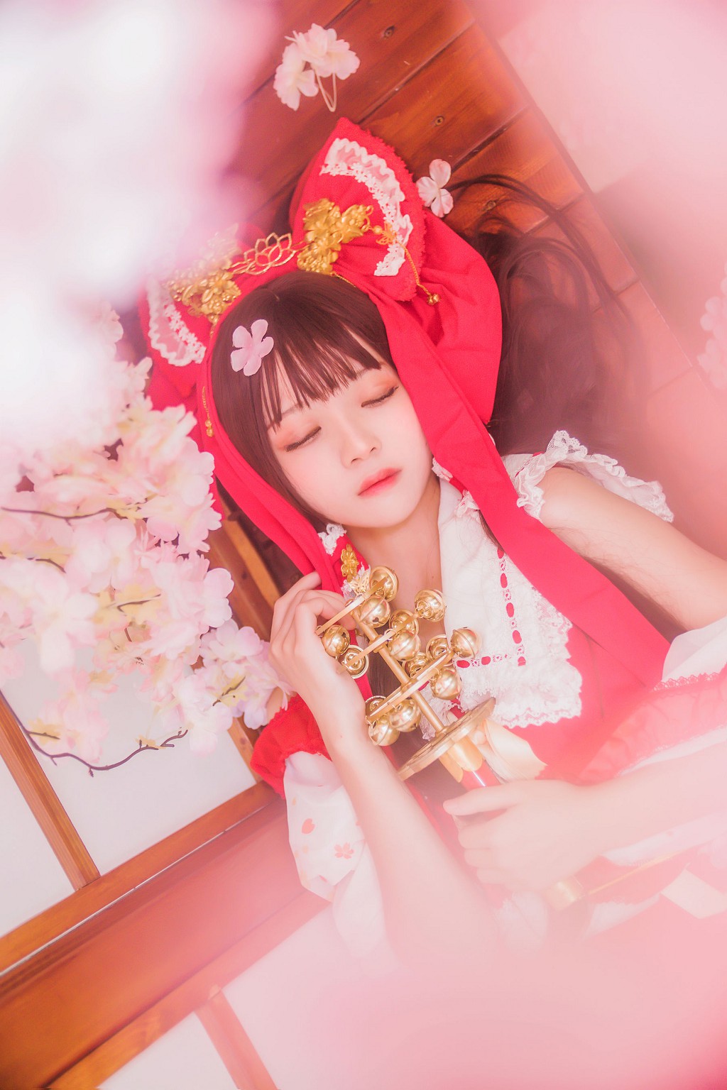 疯猫ss《灵梦》 [萝莉COS] 写真集[40P]