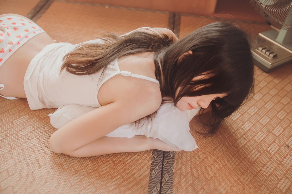 桜桃喵《小背心换水手服》 [萝莉COS] 写真集[144P]