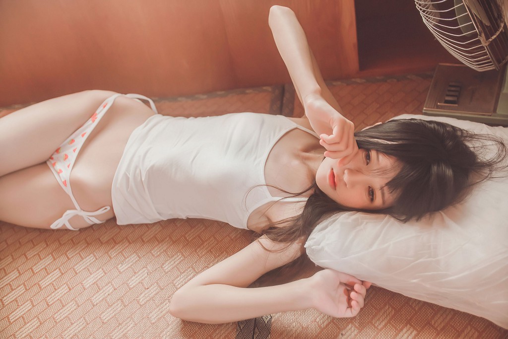 桜桃喵《小背心换水手服》 [萝莉COS] 写真集[144P]