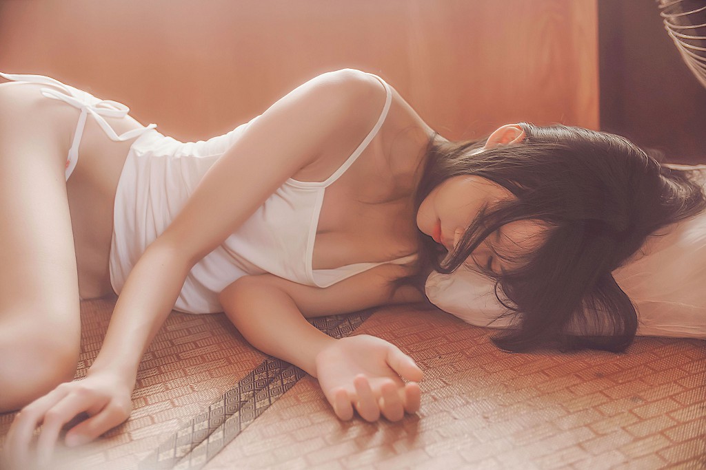 桜桃喵《小背心换水手服》 [萝莉COS] 写真集[144P]